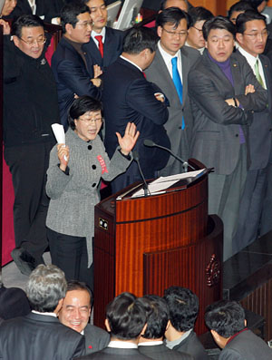 김상희 민주당 의원은 1일 새벽 '노동조합 및 노동관계조정법' 개정안 강행처리에 반대토론자로 나서며 한나라당의원들을 향해 