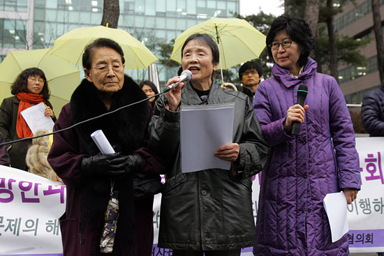 일본 시민사회단체 회원들도 함께 기자회견에 참석해 일본군'위안부'문제 해결을 촉구했다.[사진-통일뉴스 조성봉 기자]
