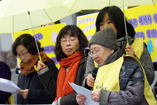 오카다 가쯔야 일본 외무대신에게 '위안부'문제의 조속한 해결'을 요구하는 공개서한을 낭독하고 있는 '위안부' 피해자 길원옥 할머니.[사진-통일뉴스 조성봉 기자]
