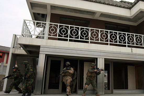 미군과 한국군은 사전에 준비한 수신호를 맞추며 건물에 진입하는 훈련을 반복했다.[사진-통일뉴스 조성봉 기자]