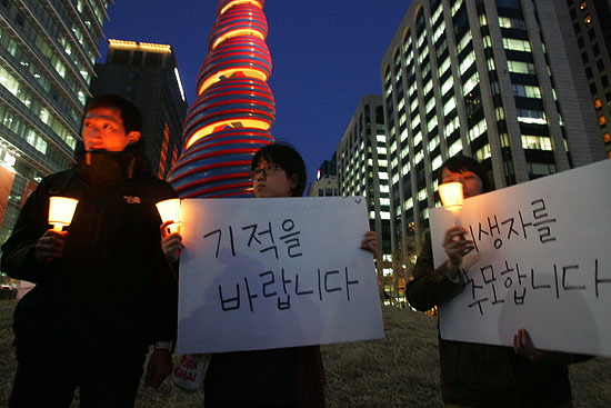 6일 저녁 청계광장에서 대학생들이 '천안함' 실종자들의 무사귀환과 희생자들을 추모하는 촛불을 들고 있다.[사진-통일뉴스 조성봉 기자]