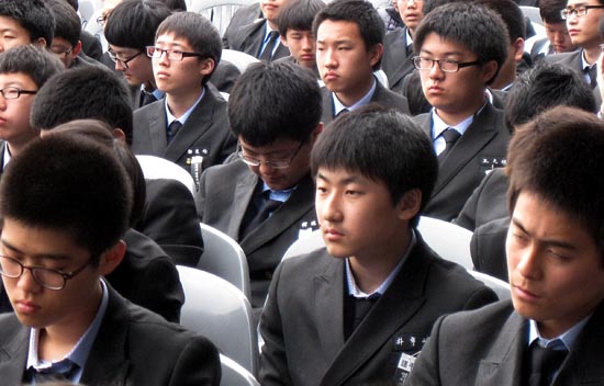 김주열 열사의 후배인 용마고(구 마산상고) 학생들이 진지하게 범국민장을 지켜보고 있다. [사진-통일뉴스 정명진 기자]