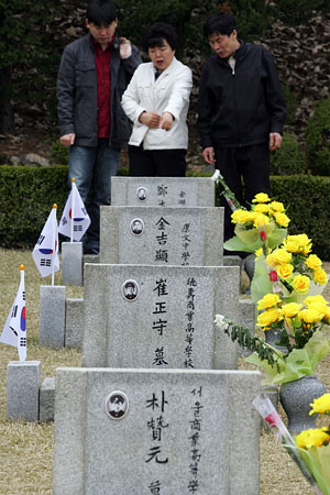 4.19 50주년을 맞이하는 19일 오후, 유가족들이 4.19국립묘지를 찾아 이야기를 나누고 있다.[사진-통일뉴스 조성봉 기자]