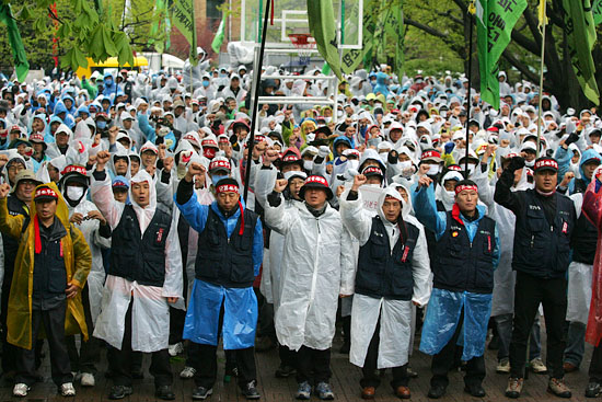 전국건설노동조합은 28일 오후 1시 서울 대학로 마로니에공원에서 5천여명이 모인 가운데'노동기본권 쟁취! 인간다운 삶 쟁취! 건설노동자 총파업투쟁 승리 결의대회'를 개최했다.[사진-통일뉴스 조성봉 기자]