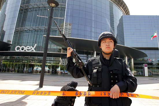 테러진압 훈련에 참가한 무장한 경찰이 코엑스 주변을 지키고 서 있다.[사진-통일뉴스 조성봉 기자]