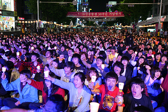 구 도청 앞 금남로를 가득 메운 '민주성회' 참가자들.[사진-통일뉴스 조성봉 기자]