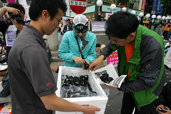 '민주성회'에 앞서 주먹밥을 참가자들이 나눠 먹고 있다.[사진-통일뉴스 조성봉 기자]