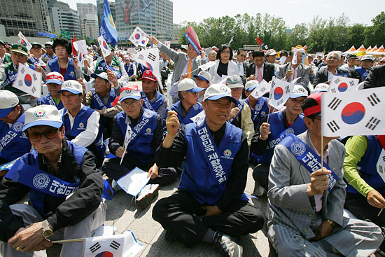 '북한응징 결의 국민대회'에 참가자들이 천안함 침몰 사건에 대해 친북좌파 척결과 보복·응징을 요구하며 태극기를 흔들고 있다.[사진-통일뉴스 조성봉 기자]