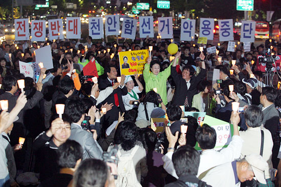 서울 광화문 광장은 500여명의 시민들이 모인 가운데 
