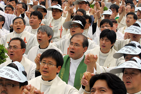 시국미사에 참석한 정의구현사제단 소속 신부들이 손을 맞잡고 '광야에서'를 부르고 있다.[사진-통일뉴스 조성봉 기자]