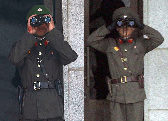 2010년 6월 2일 오전 판문점 공동경비구역(JSA)에서 철모를 쓴 북한 군인(왼쪽 사진)이 망원경으로 남측의 동향을 예의 주시하고 있다. 오른쪽은 2009년 11월 13일 판문점 북한 군인의 모습. 유엔사 관계자에 따르면 북한 군인의 철모 착용은 지난달 27일부터 시행되고 있다고 밝혔다.[사진-통일뉴스 조성봉 기자]