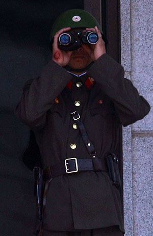 철모를 쓴 북한 군인이 2일 오전 망원경으로 남측의 동향을 예의 주시고 하고 있다.정부의 '천안함 사건' 조사와 '대북심리전 재개' 발표 이후 판문점 공동경비구역(JSA) 긴장이 고조된 것을 확인 할 수 있다.[사진-통일뉴스 조성봉 기자]