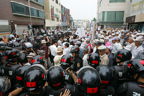 참여연대 앞 도로를 점거한 보수단체회원들.[사진-통일뉴스 조성봉 기자]