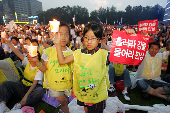 촛불을 들고 어린이들이 4대강 사업 반대를 외치고 있다.[사진-통일뉴스 조성봉 기자]