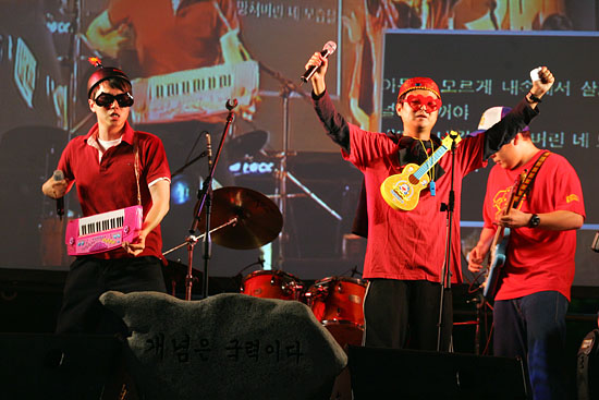 KBS 라디오 PD들이 모여 결성한 '파업 장기화와 몰골들'의 밴드공연은 열광적인 환호를 받았다. [사진-통일뉴스 조성봉 기자]