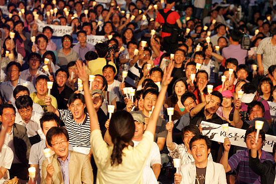 KBS 파업에 동참한 조합원들의 공연을 지켜보며 촛불을 들고 환호하는 참가자들. [사진-통일뉴스 조성봉 기자]