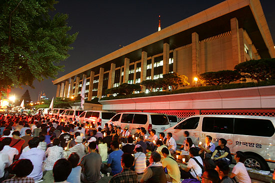 KBS차벽으로 둘러싸인 KBS 건물 앞은 '국민의 방송 KBS'를 살리려는 조합원들과 시민들의 촛불로 가득찼다. [사진-통일뉴스 조성봉 기자]