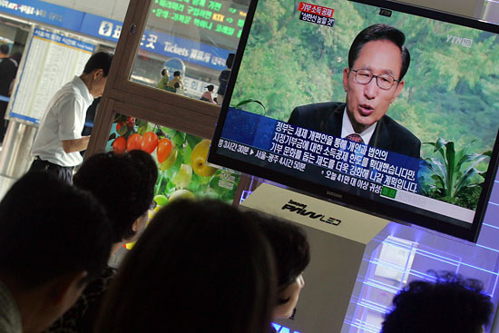 민족 최대의 명절 추석을 앞둔 20일 오전, 서울역에서 기차를 기다리며 TV에 나온 이 대통령의 얼굴을 지켜보고 있는 귀향객들의 표정은 어둡기만 하다. [사진-통일뉴스 조성봉 기자]