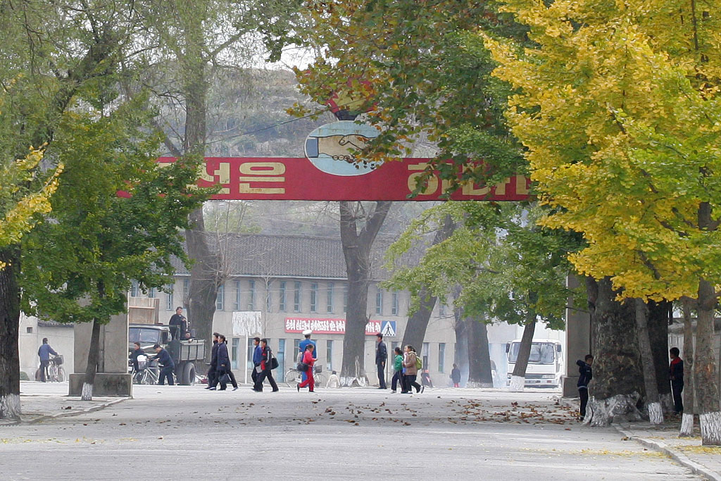 남북적십자회담이 열린 27일 북한 개성시 자남산여관 인근 거리를 걷고 있는 주민들의 모습.'조선은 하나다'라는 푯말도 보인다. [사진-인터넷사진공동취재단 조성봉]