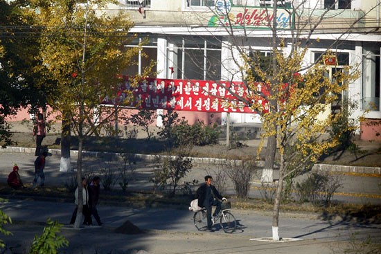남북적십자회담이 열린 26일 북한 개성시 자남산여관에서 바라본 개성시내에 은행이 노랗게 물들어있다.[사진-인터넷사진공동취재단 조성봉]