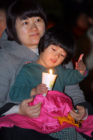 대추리 주민들과 대추리지킴이들, 그리고 시민사회단체회원 200여명은 2007년 대추리 마지막 촛불을 떠올리며 다시 '평화의 촛불'을 들었다.[사진-통일뉴스 조성봉 기자]