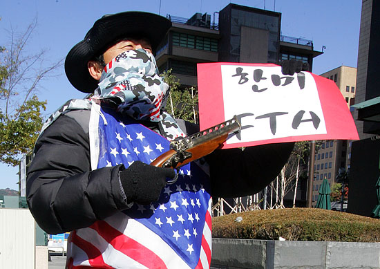 참가들이 한.미FTA재협상을 요구하는 미국의 고압적인 자세를 비판하며 퍼포먼스를 하고 있다.[사진-통일뉴스 조성봉 기자]