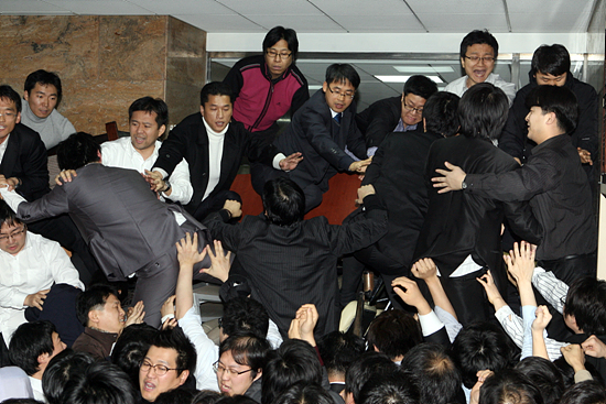 8일 오후 2시경 한나라당 보좌관들의 엄호속에서 한나라당의원들이 본회의장에 진입하려 하자 민주당, 민노당등 야당 당직자들이 온몸으로 막아서고 있다.[사진-통일뉴스 조성봉 기자]