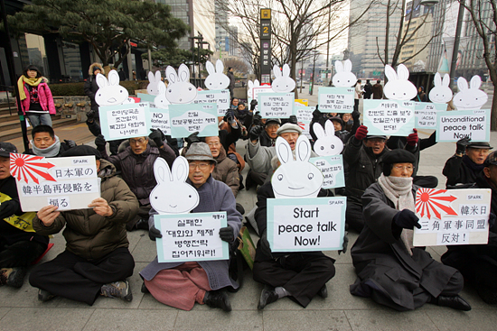 평통사, 민주노총 등 시민사회단체회원들은 11일 낮 서울 광화문 KT 앞에서 '제136차 자주통일평화행동'을 열고 