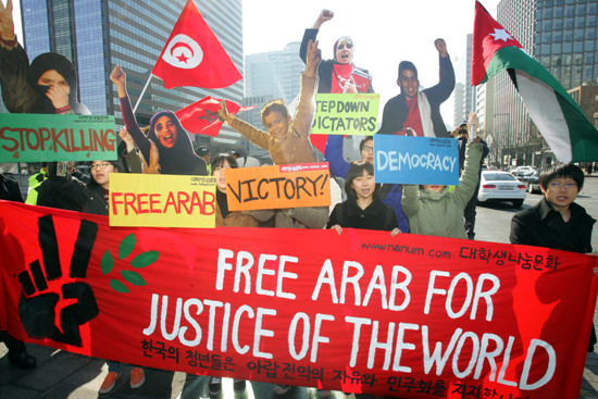21일 오전 11시 광화문광장에서 아랍민주화 혁명에 연대하는 '대학생나눔문화' 회원들이 '아랍에 민주화의 봄을!'이라는 주제로 퍼포먼스를 진행하고 있다.[사진-통일뉴스 조성봉 기자]