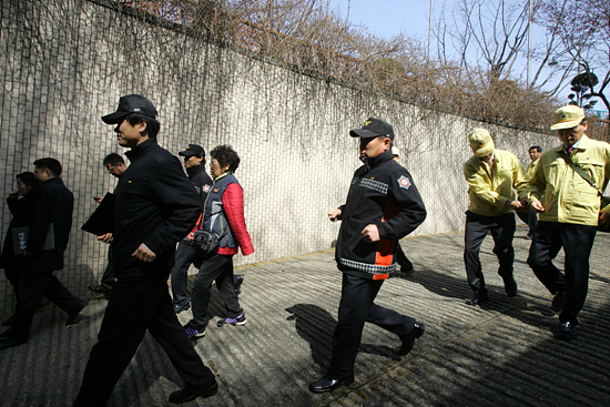 싸이렌이 울리자 지하로 대피하고 있는 민방위 대원들.[사진-통일뉴스 조성봉 기자]