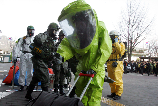 육군 8617부대 화학대대 대원들이 오염지역에서 피해상황을 체크하고 있다. [사진-통일뉴스 조성봉 기자]