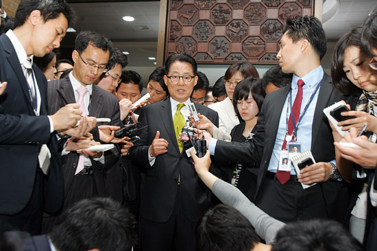 박 원내대표는 한나라당의 직권상정 추진에 대해 