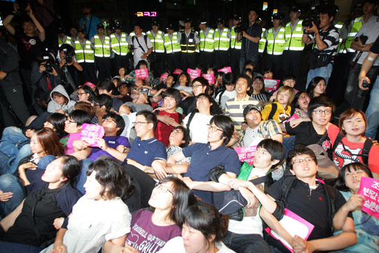 10일 저녁 9시 서울 청운동 청와대 인근에서 대학생 72명이 반값등록금 실현을 요구하며 기습시위를 벌이고 있다. [사진-통일뉴스 조성봉 기자]