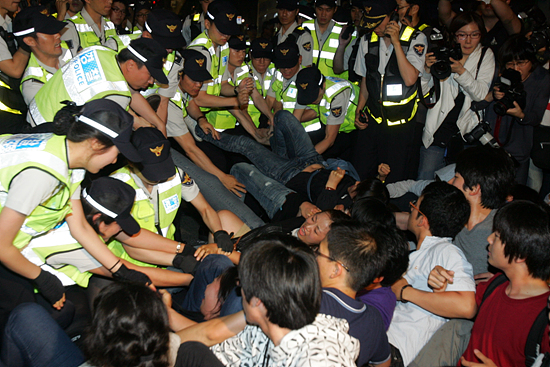 10일 저녁 9시 서울 청운동 청와대 인근에서 반값등록금 실현을 요구하며 기습시위를 벌이고 있는 대학생들을 경찰이 강제 연행하고 있다.대학생들 72명은 전원 연행됐다. [사진-통일뉴스 조성봉 기자]