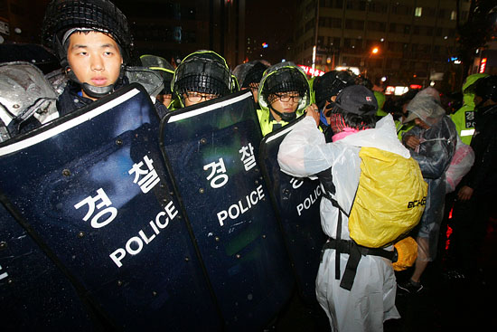 콘서트를 마친 대오는 밤 9시20분 경 부산역을 출발해 평화행진을 시작했다. 그러나 경찰은 역에서 밖으로 나가는 좁은 길들을 봉쇄해 행진을 가로막았다. [사진-통일뉴스 조성봉 기자]