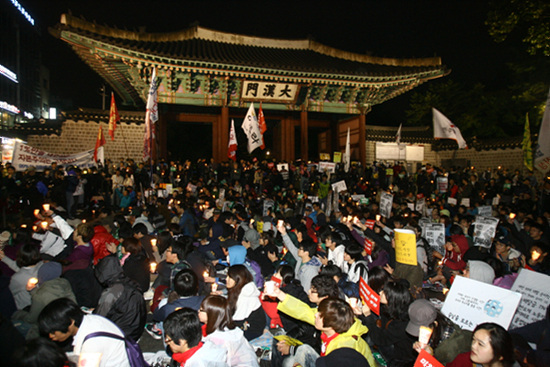 15일 대한문 앞에서 ‘1퍼센트에 맞서는 99퍼센트 행동’이 ‘OCCUPY SEOUL, WE ARE THE 99%’ 집회를 개최했다. [사진-통일뉴스}