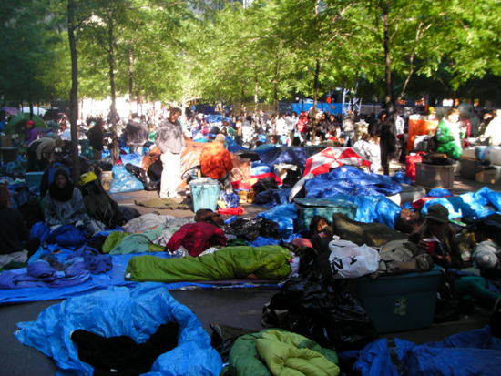 反월가 시위가 1달을 넘는 가운데 시위 참가자들이 주코티공원에 노숙하고 있다. [사진-통일뉴스 김양희 기자]