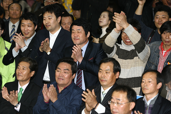 서울시장 재보궐선거 개표방송을 지켜보며 환호하는 시민들. [사진-통일뉴스]