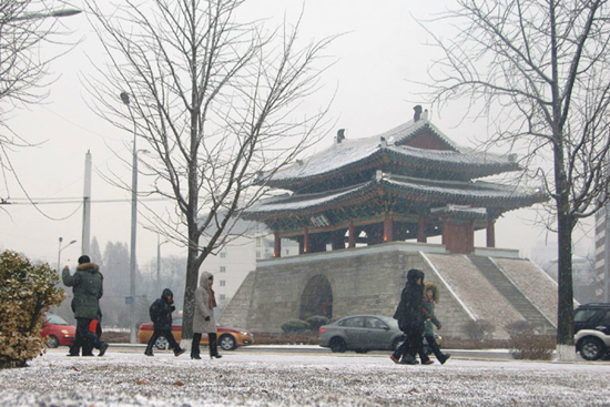 2014년 12월 첫 눈이 내린 평양 보통문.[사진출처-우리민족끼리]