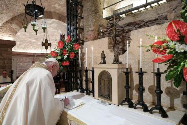 프란치스코 교황은 지난 3일 아시시의 성 프란치스코(St. Francis of Assisi)의 묘소에서 성인의 이름으로 미사를 봉헌하고 새 회칙 '모든 형제들에게'(Fratelli Tutti)에 서명했다. 새 회칙은 아시시의 성 프란치스코 축일(기념일)인 4일 바티칸 성베드로 성당에서 발표됐다. [사진출처 - 교황청 홈페이지]