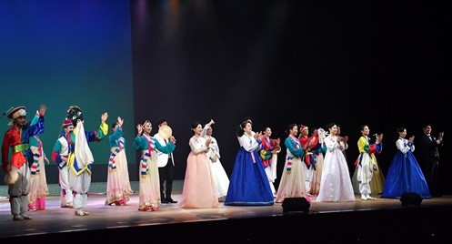 공연이 끝난 후 관객들에게 감사의 인사를 전하는 단원들. [사진-조선신보 캡처]