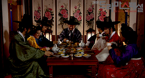 풍류는 졸부, 장사꾼, 사기꾼, 친일파, 매국노, 부패한 관리들에 의해 쾌락으로 변질되었다.일본과 친일파들에 의해 만들어진 기생집은 가짜 풍류를 즐기는 공간이 되었고 나중에는 접대문화, 룸살롱 따위로 변신했다. [자료사진 - 심규섭]