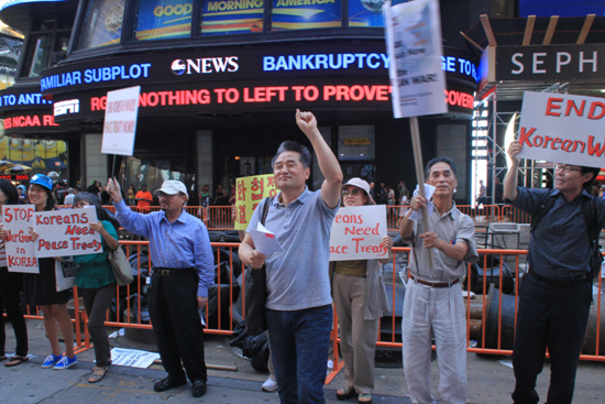 2013년 7월 24일 뉴욕 타임스퀘어에서 6.15미국위원회를 비롯한 관련 단체들이 ‘정전60주년 한반도 평화협정 체결촉구’ 시위를 벌였다. [자료사진 - 통일뉴스]