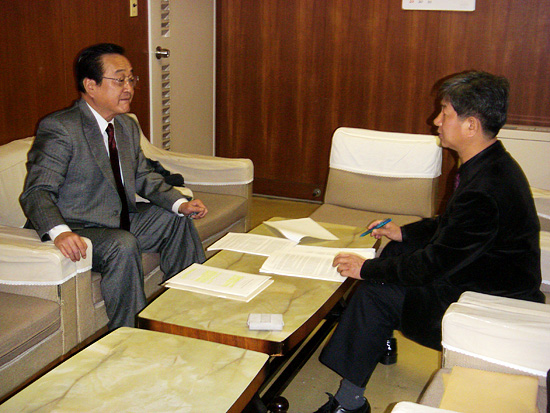 고 김남식 선생과의 인연은 통일뉴스 임원들과의 인연으로 이어졌다. 2009년 4월 통일뉴스 이계환 대표(오른쪽)와 ‘북한의 민족 문제 및 민족주의 문제’를 주제로 인터뷰를 하고 있는 모습.  [자료사진 - 통일뉴스]