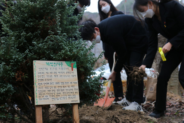 유해발굴 자원봉사자로 참여한 성미산 학교 학생들이 기자회견과 봉안식 전 발굴현장에 “기억의 나무”를 식수했다. [사진 - 통일뉴스 임재근 객원기자]