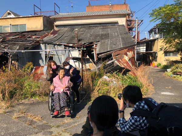 95세 생일에 함바 앞에서 휠체어를 타고 사진을 찍는 강경남 할머니. [사진-지구촌동포연대 제공]