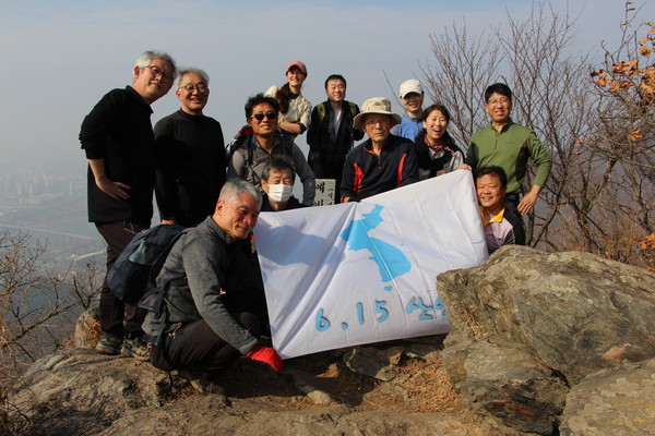 예빈산 정상에서 615산악회 단체사진을 남기였다. [사진 615산악회 제공]