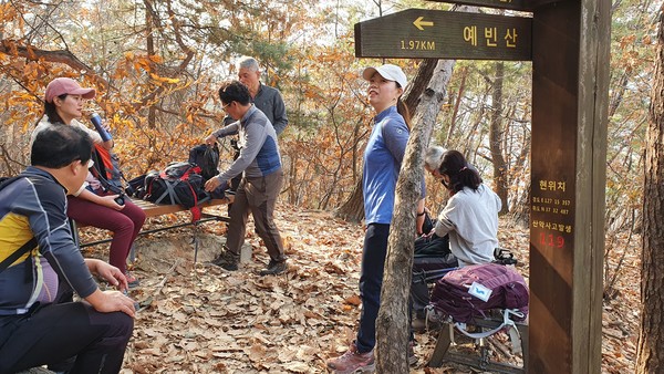 615산악회 회원들이 예빈산 정상을 향하다가 중턱에서 휴식을 취했다. [사진 615산악회 제공]