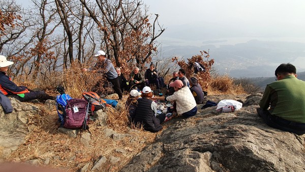 예봉 정철 선생(가운데 일어서 있는 이) 막걸리와 식사를 무사히 끝마쳤다. [사진 615산악회제공]