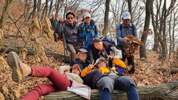 하산길에 마지막 가을낙엽에 묻혀 행복한 산행을 마무리 지었다. [사진 615산악회 제공]
